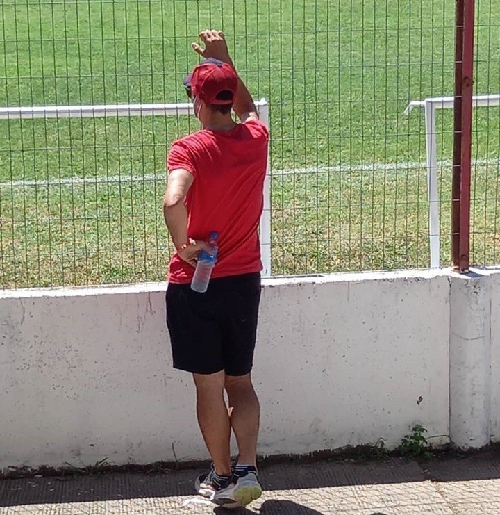 Lionel viendo a su hijo Ian en el Mundialito.