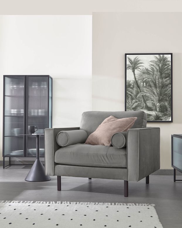 Butaca Debra de terciopelo gris y patas de madera de haya