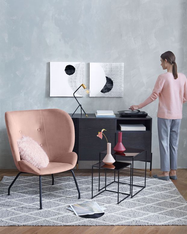 Butaca Violet de terciopelo rosa y patas de acero acabado negro