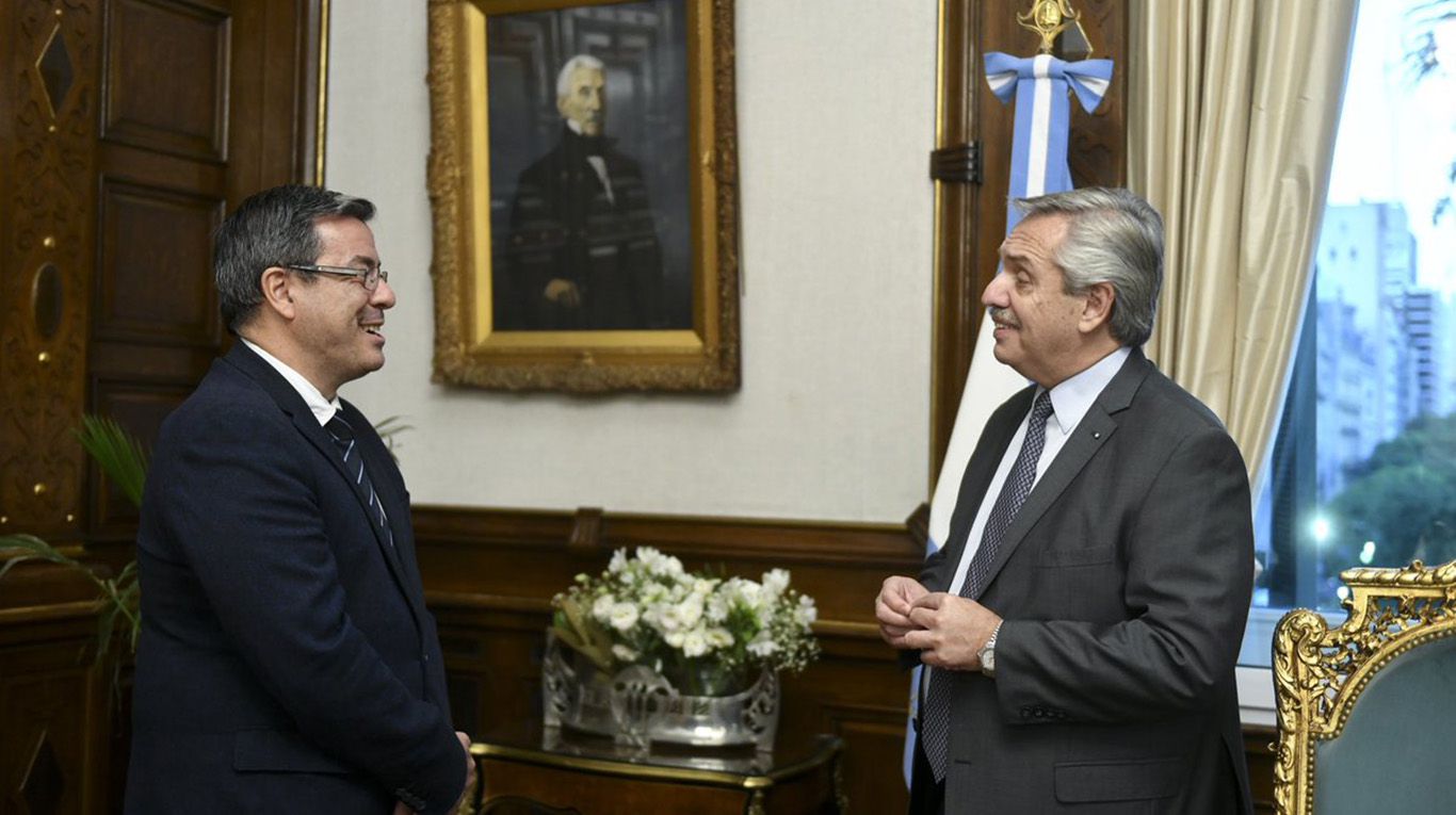 El presidente Alberto Fernández publicó una foto con Germán Martínez, flamante jefe de bloque de la bancada K en Diputados tras la renuncia de Máximo Kirchner. (Foto: captura Twitter/ @alferdez)