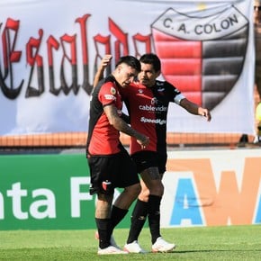 Por Farías y el Pulga, Colón logró su primera victoria