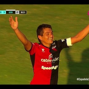 El Pulga las hizo todas: gol de corner y penal con clase