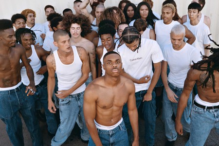 Calvin Klein Actualiza Los Basicos De Su Archivo En Una Campana Con La Inclusion Como Bandera