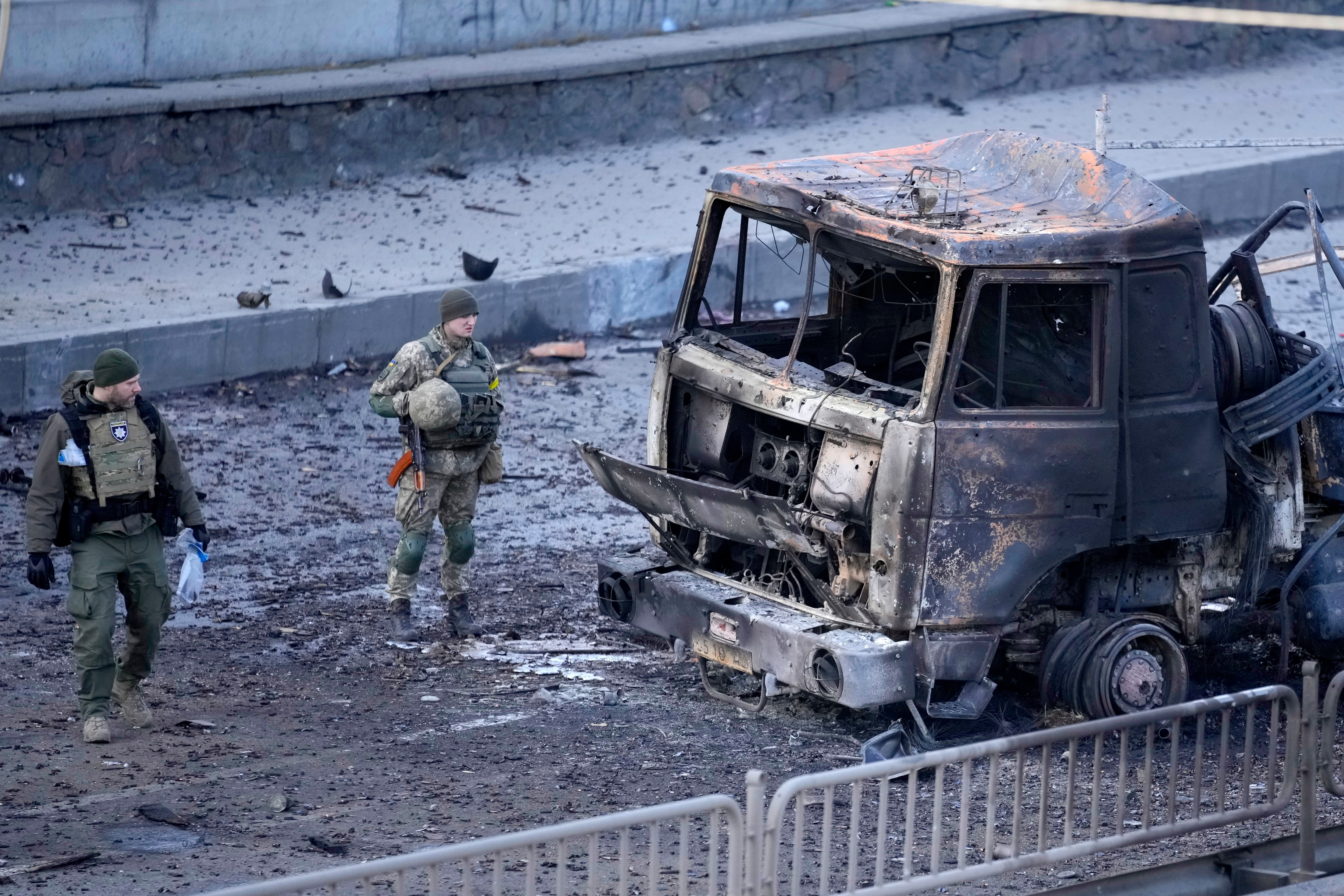 Soldados ucranianos inspeccionan un vehículo tras un ataque aéreo ruso sobre Kiev, en Ucrania (AP Foto/Vadim Ghirda).