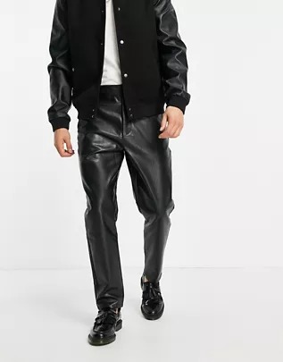 Pantalones negros de corte tapered de cuero sintético de ASOS DESIGN