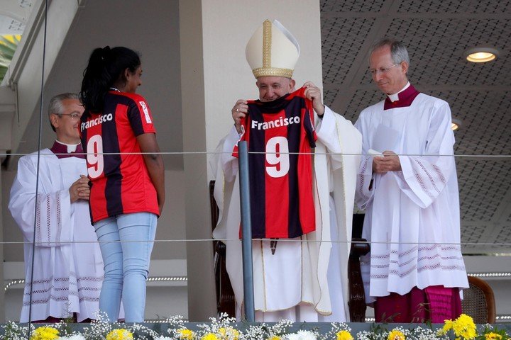 El Papa, a pura sonrisa con una camiseta de San Lorenzo en Mauricio. (EFE/EPA/DAI KUROKAWA)