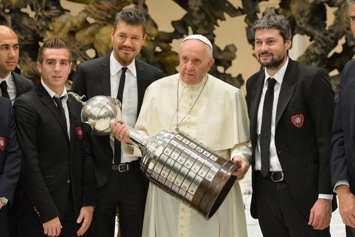 Tinelli, Lammens, Buffarini: le llevaron la Copa del 2014 al Papa Francisco. (AFP)