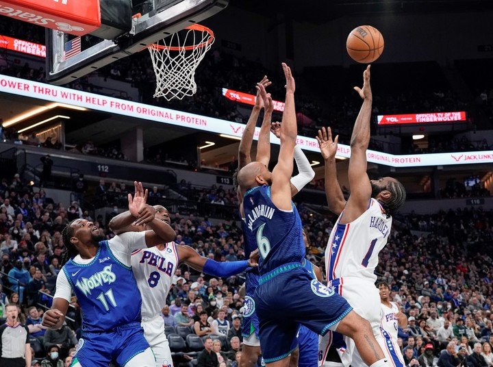 Harden en acción. Metió 27 puntos en su debut con Phila. (EFE)