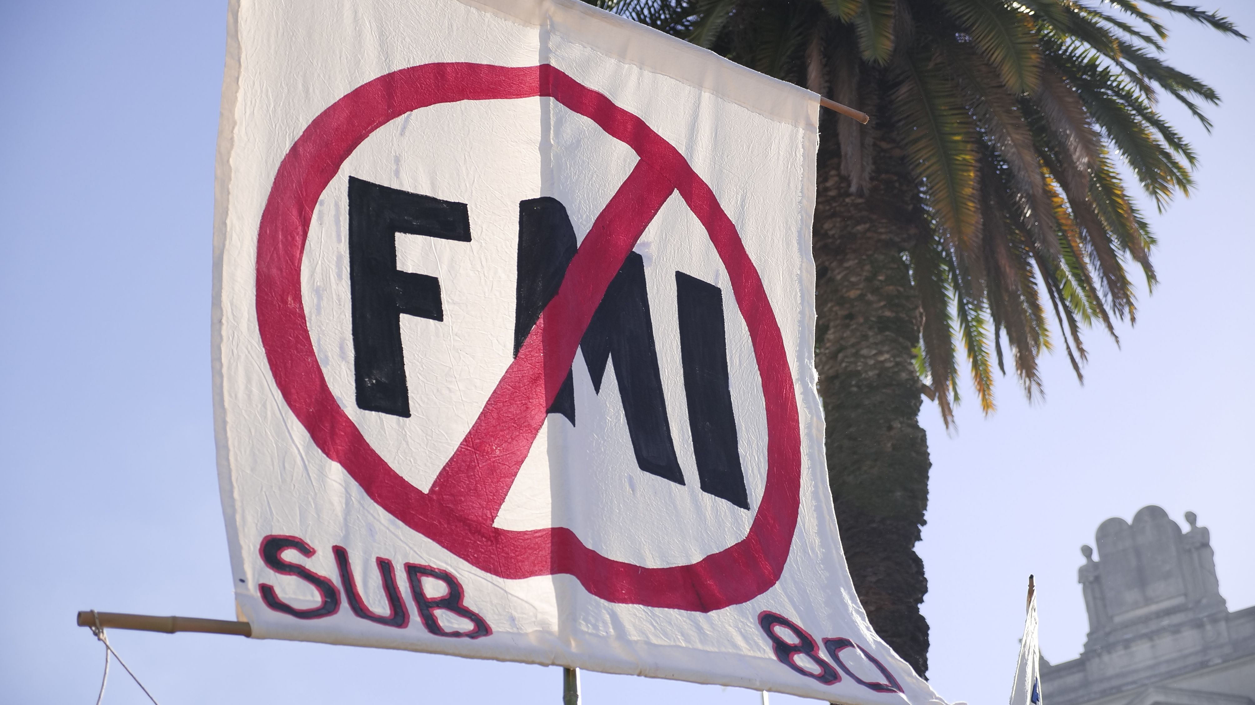 Consignas contra el FMI en la marcha contra la Corte Suprema. (Foto: Daniel Raichijk / TN)