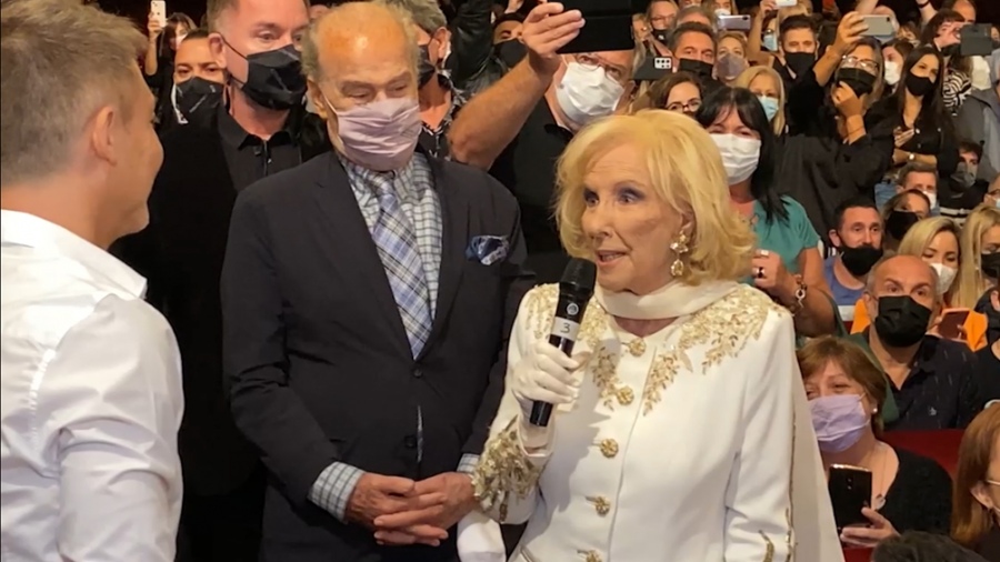 Mirtrha Legrand felicita al actor Adrin Suar al finalizar la funcin