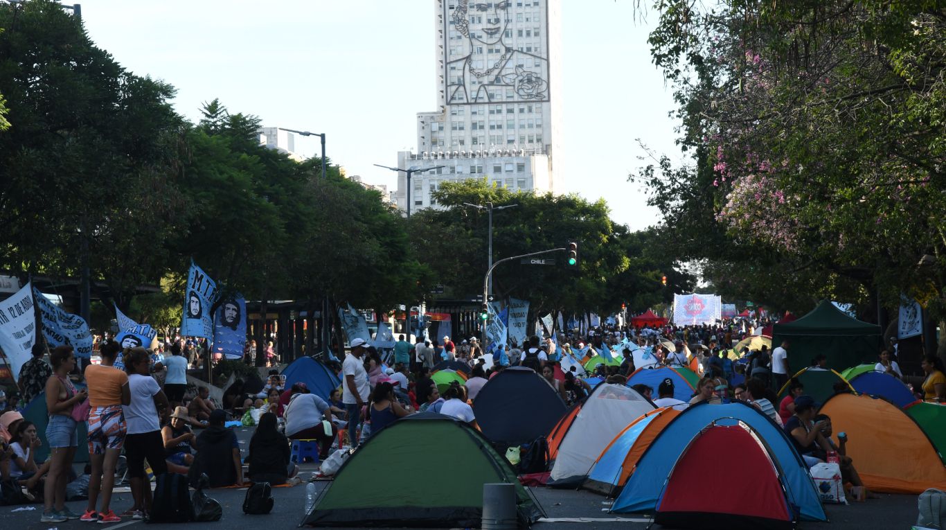 Unidad Piquetera tiene votado un plan de lucha que incluye para mediados de abril un nuevo acampe sobre la avenida 9 de Julio (Foto: Télam).