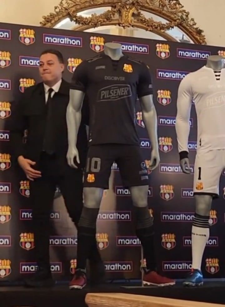 Alfaro Moreno presentó la camiseta conmemorativa de Barcelona por su 98° aniversario.