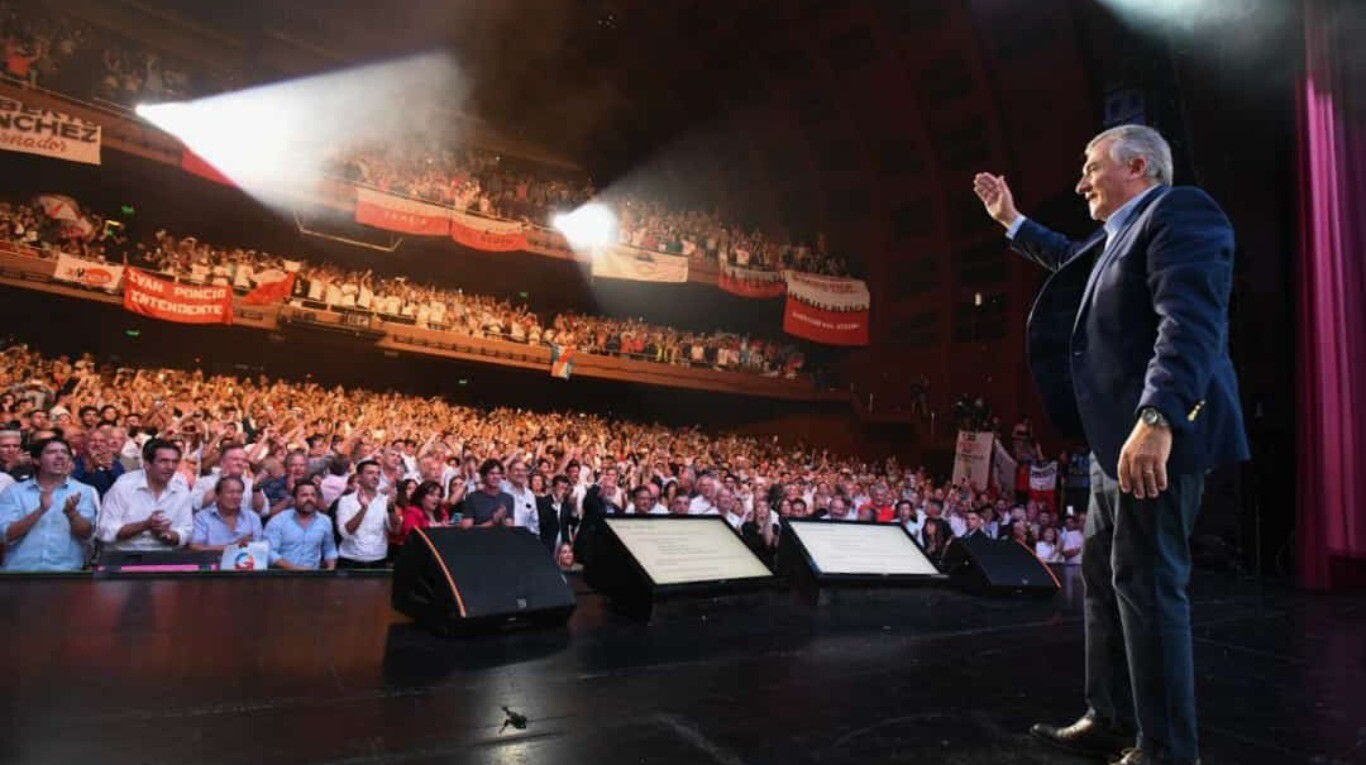 El presidente de la UCR, Gerardo Morales, lanzó su candidatura presidencial en el Gran Rex (Foto: NA).