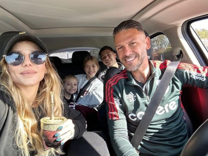 Micho, junto a su familia yendo a ver a su hijo.