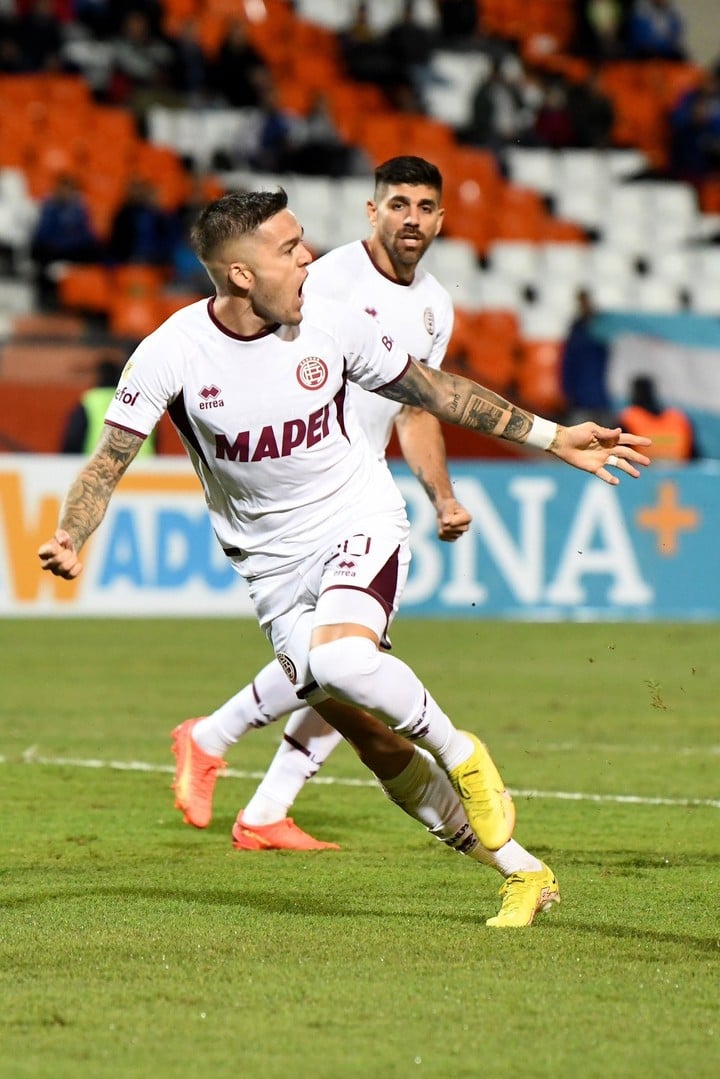 Festejo de Lanús ante Godoy Cruz.