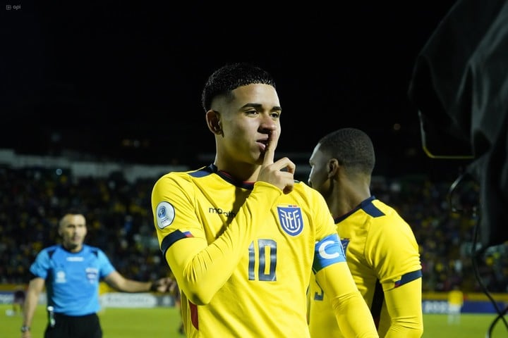 El festejo de Kendry Páez por su gol para Ecuador contra Venezuela (API)