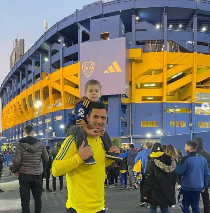 Moroni, de vacaciones en la Bombonera con su hijo.