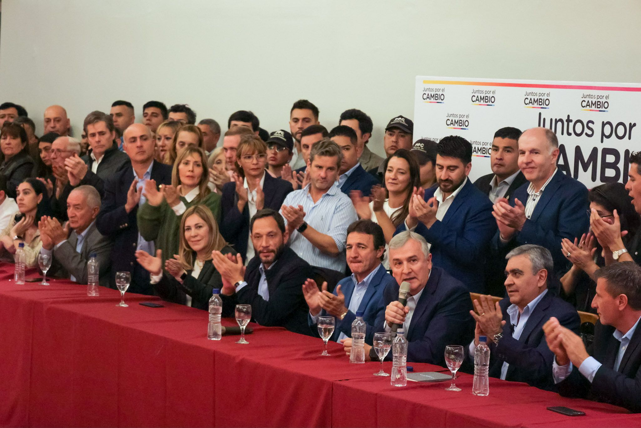 Referentes de JxC dieron una muestra de fuerza y unidad en Tucumán al compartir un acto juntos luego del fallo de la Corte que suspendió las elecciones. (Foto: Twitter: @GerardoMorales)