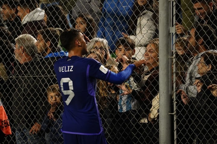 Véliz se acercó hasta la tribuna después del partido para celebrar con su familia. (Foto: Emmanuel Fernández)