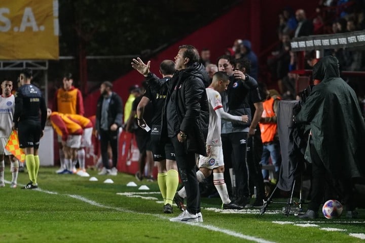 El Ruso da indicaciones y atrás aparece Milito, técnico de Argentinos. (Foto: Fernando De la Orden)