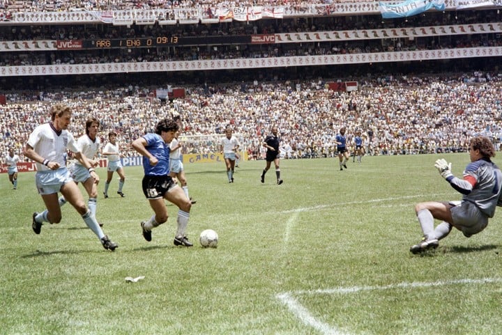 Diego Armando Maradona dejando en el camino a Terry Butcher y Peter Shilton (AFP).