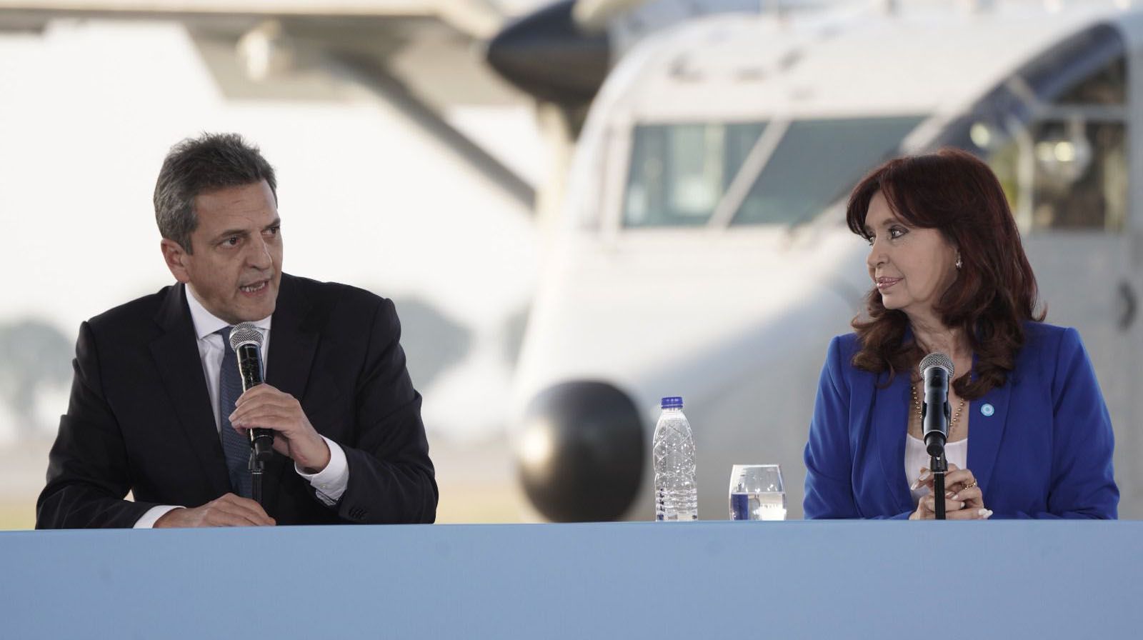 Sergio Massa, junto a Cristina Kirchner, durante el acto por la recuperación del avión que se utilizó para los "vuelos de la muerte" de la ESMA. (Foto: Ministerio de Economía).