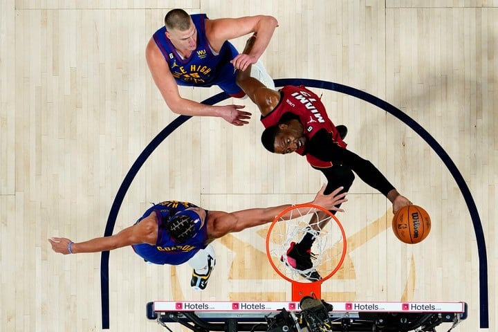 Adebayo, el mejor de Miami. (Foto: Reuters)