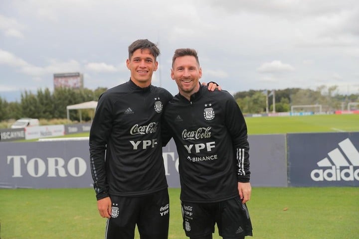 Brian Aguirre, la joyita de la cantera Leprosa que ya está dando sus frutos: es clave en el primer equipo y viene de jugar el Mundial Sub 20 con Argentina. Acá con su ídolo Leo Messi.