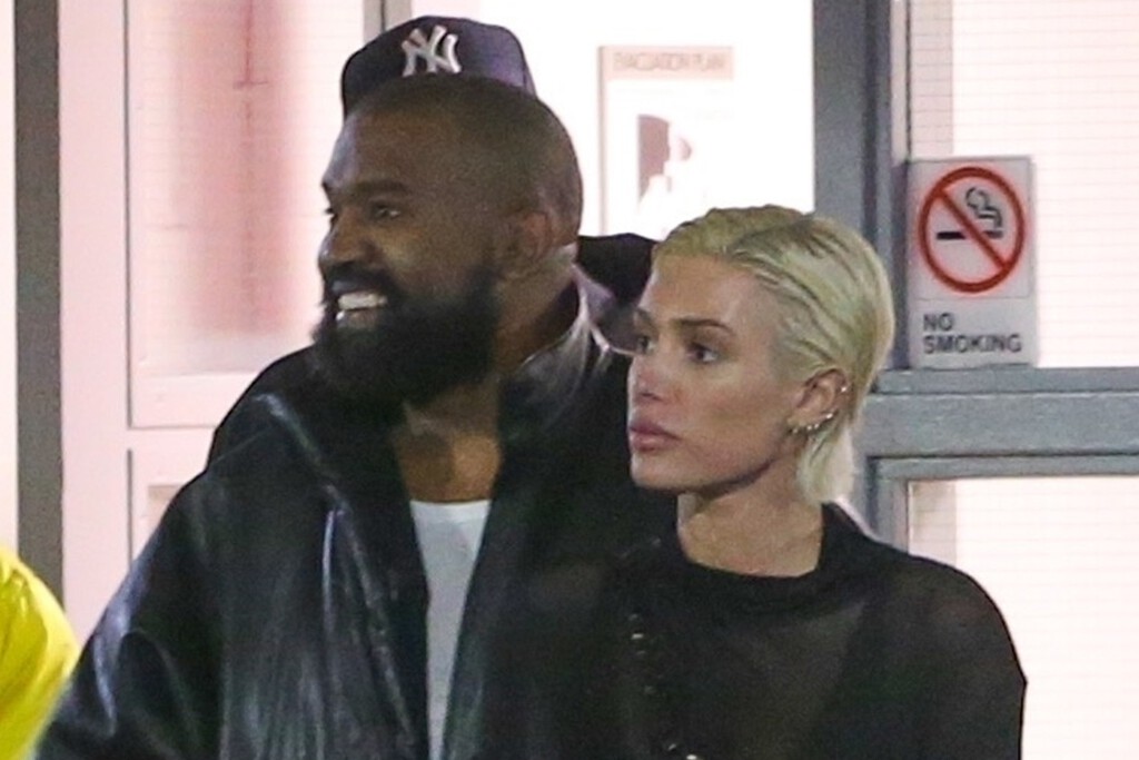 Kanye West se enzarza contra los paparazzis mientras Bianca Censori, su esposa, elige este infumable look para ir a misa 