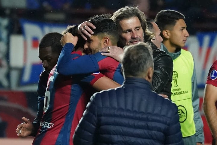 El abrazo del final entre Insua y los jugadores (Foto Juano Tesone).