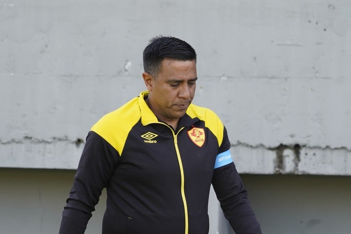 César Farías, ahora ex entrenador del Aucas. (API)