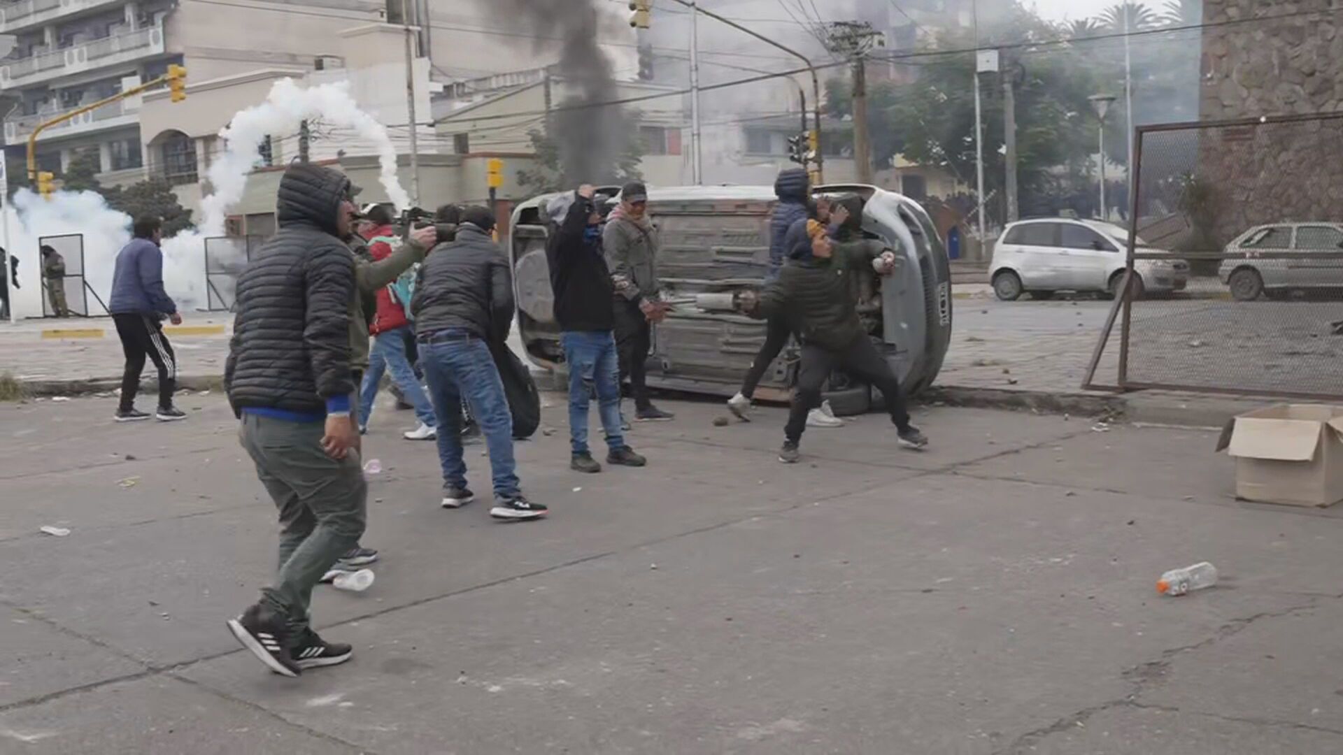 Los uniformados emplearon balas de goma y gases lacrimógenos para repeler los incidentes. (Foto: captura de TN). 