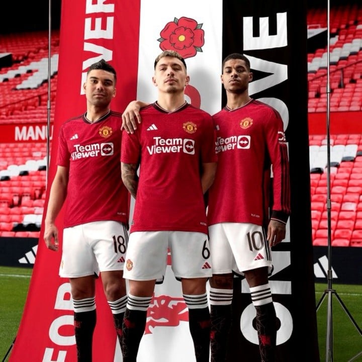 Casemiro, Lisandro y Rashford con la nueva casaca (@ManUtd).