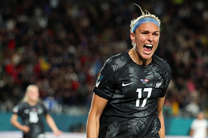 Hannah Wilkinson le dio el triunfo a Nueva Zelanda en el inicio del Mundial (EFE).
