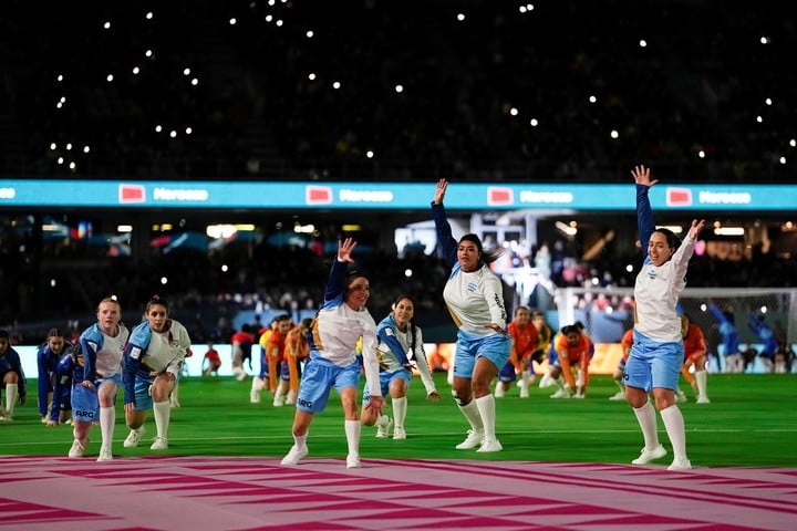 Las bailarinas en la apertura del Mundial (AP).