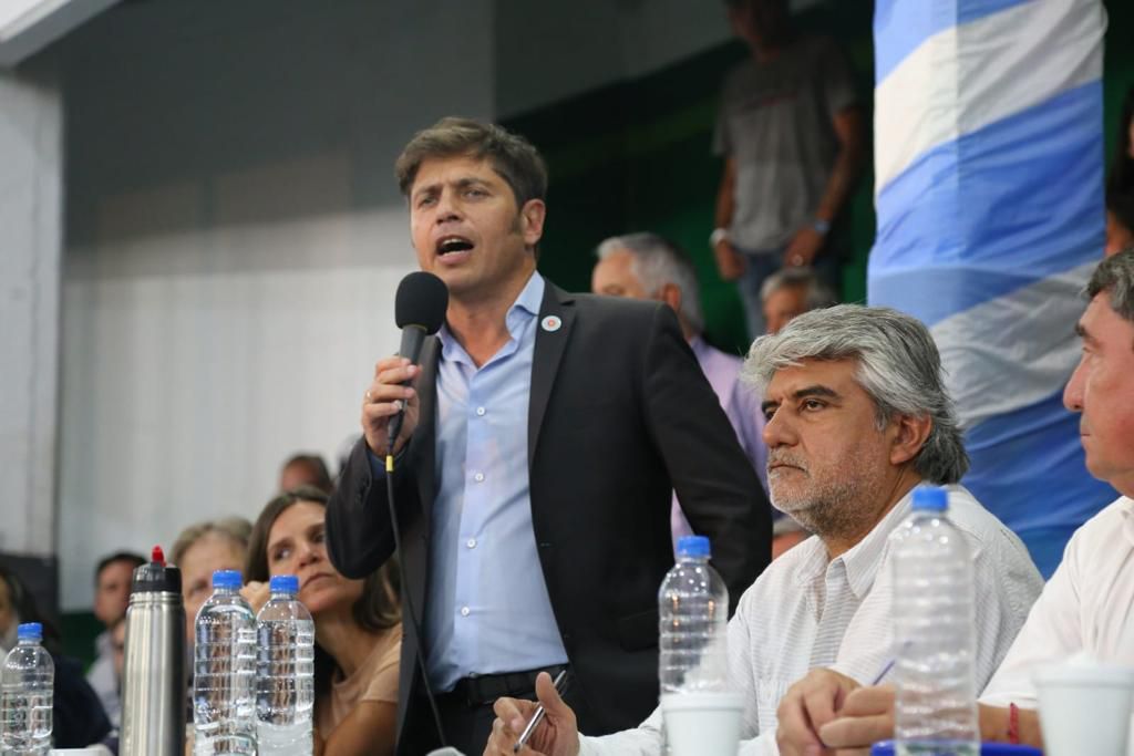 El gobernador Axel Kicillof y el ministro de trabajo y titular del sindicato de Curtidores, Walter Correa (Foto: @waltercorreaok).