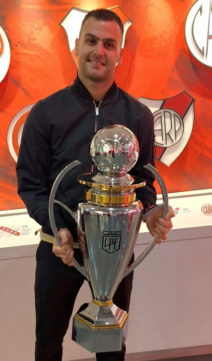 González Pirez pasó por el Museo River y posó con la copa del torneo local ganado (Prensa River).