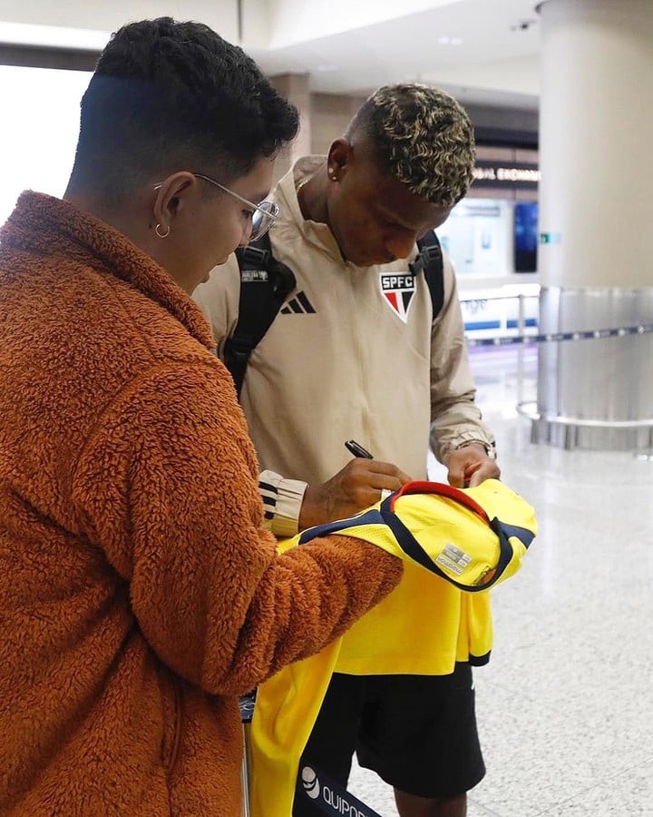 Robert Arboleda firmando una camiseta en Quito. (@SaoPauloFC)