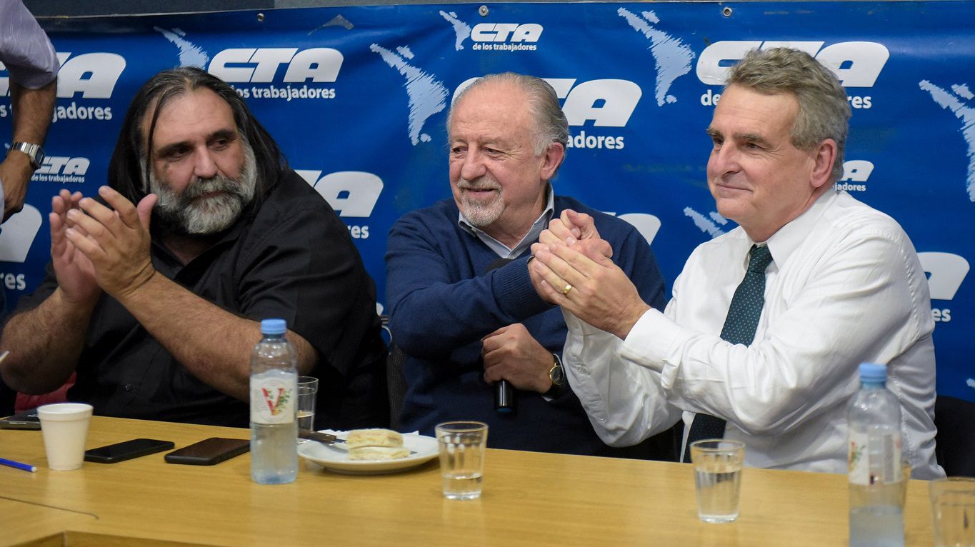 Roberto Baradel y Hugo Yasky recibieron al compañero de fórmula de Sergio Massa en la sde de la CTA (Foto: NA).