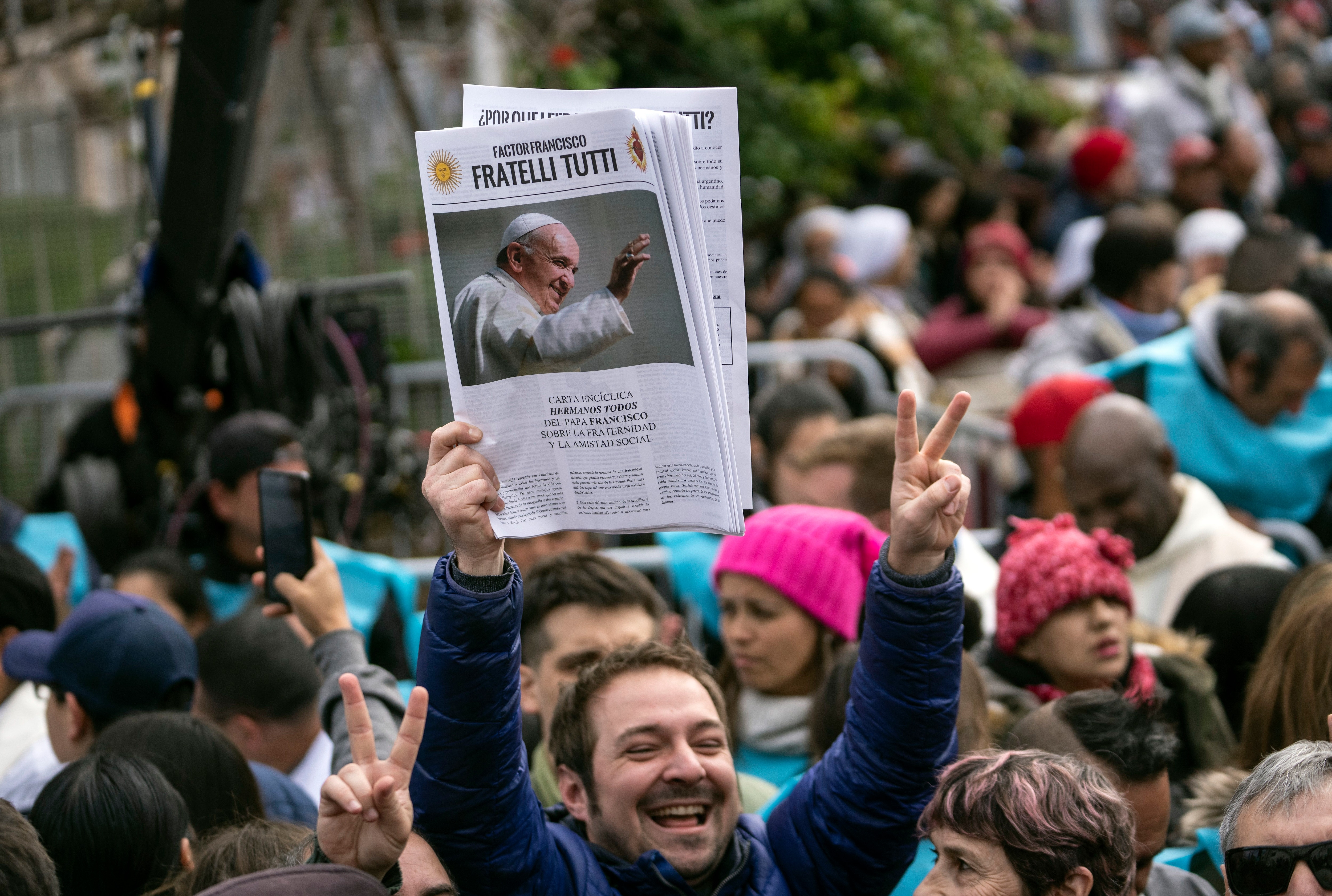 Un hombre sostiene una foto del papa Francisco antes de la misa. (Foto: AP)