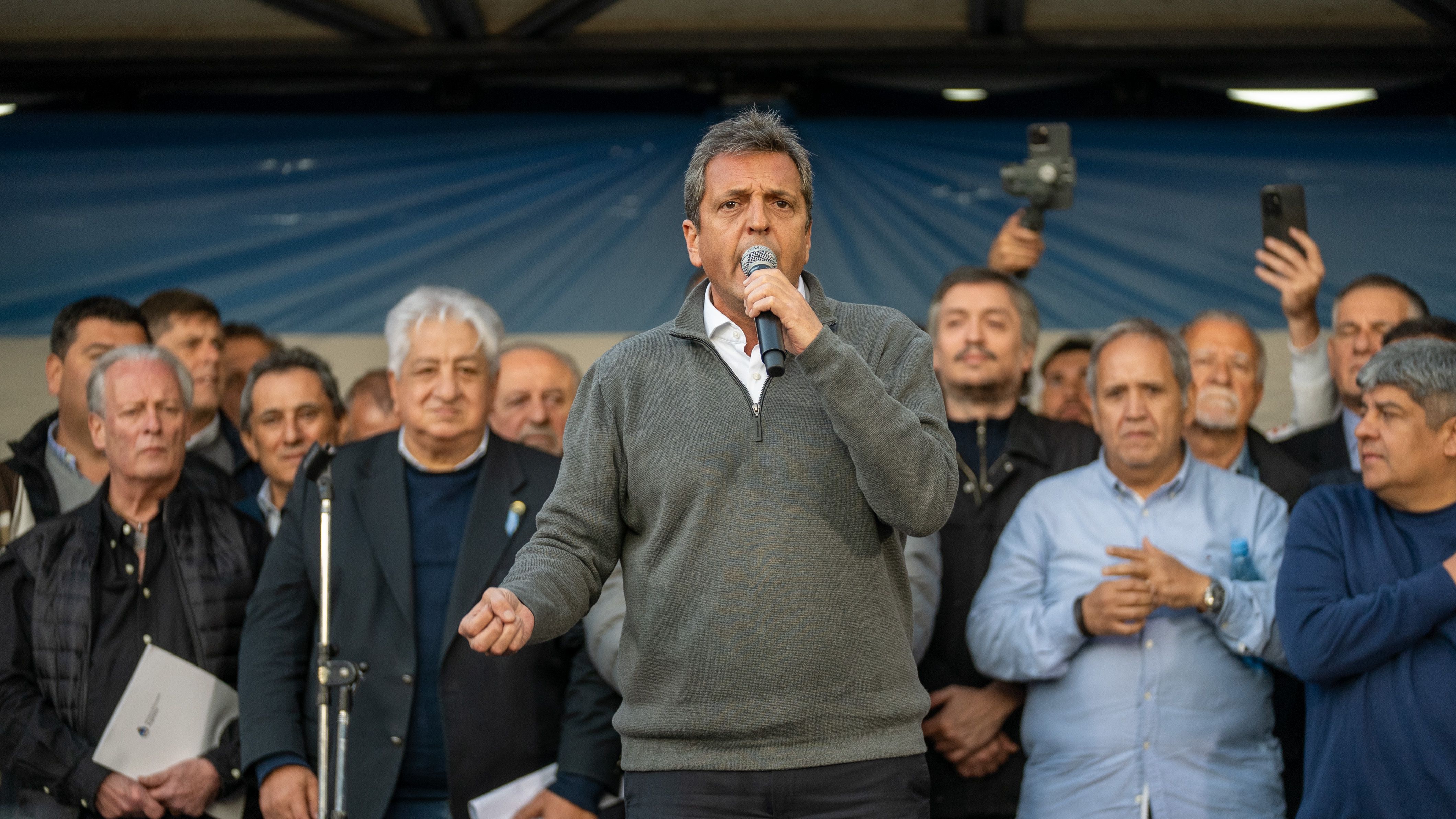 Rodeado del ala dura k y los "gordos" de la CGT, Sergio Massa anunció cambios en el Impuesto a las Ganancias (Foto: Nicolás González/TN).