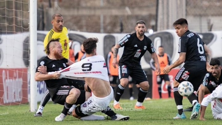 Dematei y Giménez se dieron con todo. (Foto: Prensa Chacarita).