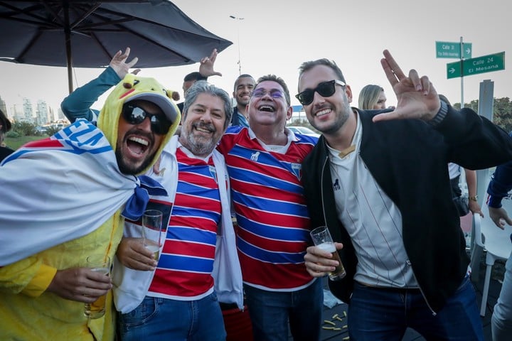 La hinchada de Fortaleza en Uruguay.