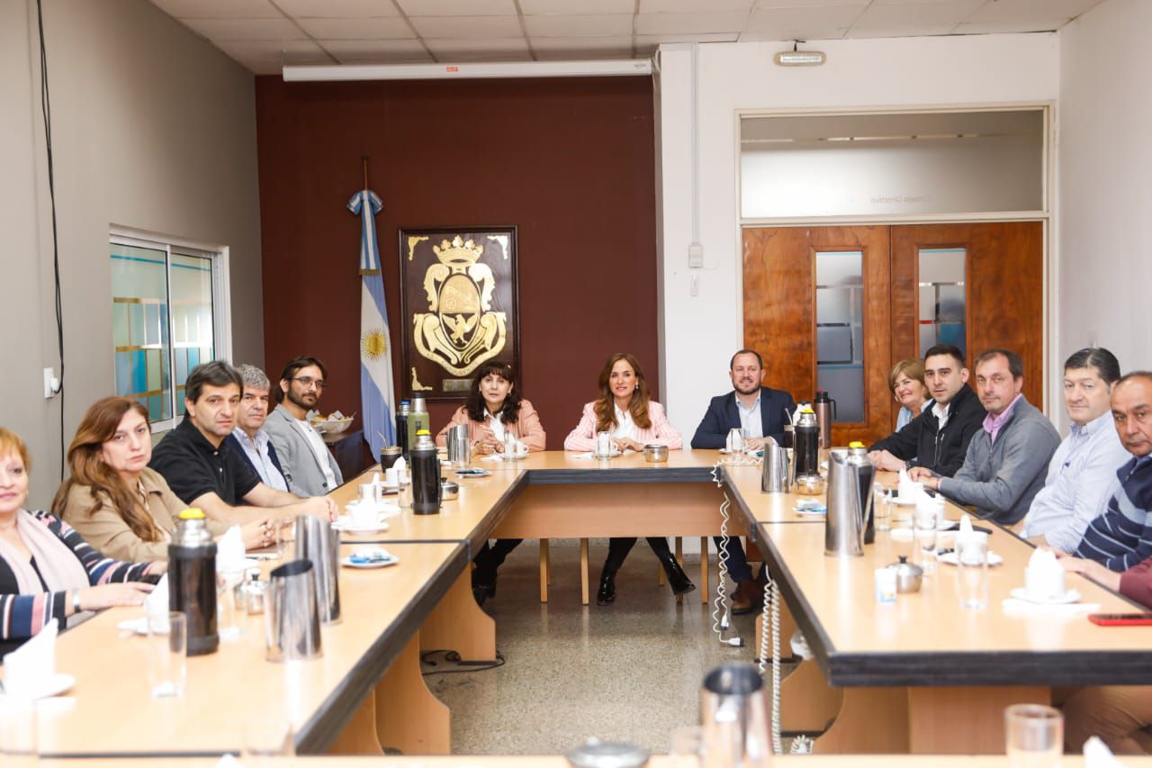 Victoria Tolosa Paz encabezó un encuentro con intendentes radicales en Córdoba para sumar apoyos a Sergio Massa. (Foto: @vtolosapaz)