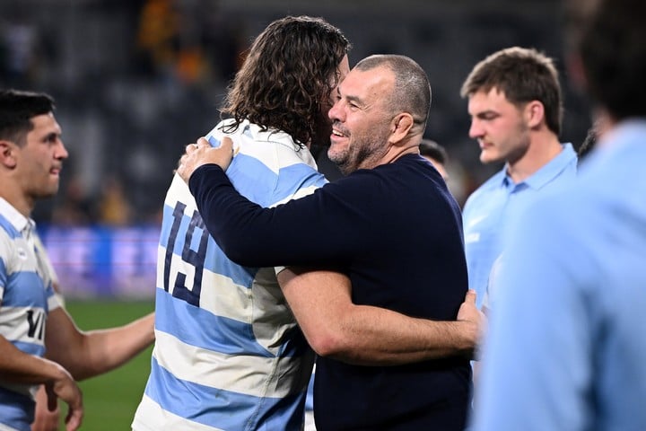 CHeija felicita a Paulos tras el triunfo ante Australia en julio, a la derecha, Rubiolo, que sí terminó yendo al Mundial...