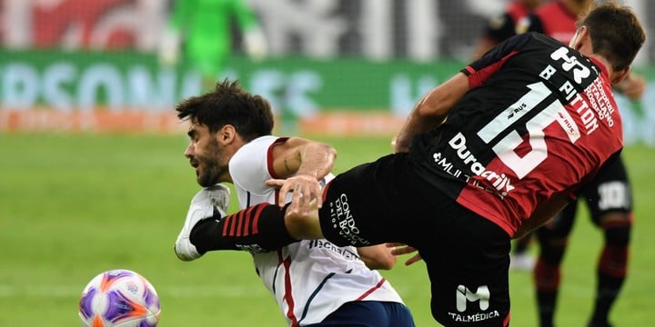 Newells Old Boys vs San Lorenzo 18x9 Foto: JUAN JOSE GARCIA