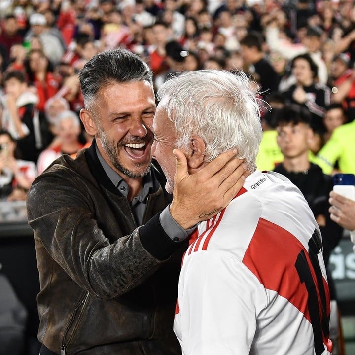 A pura sonrisa con el Beto Alonso (Prensa River).