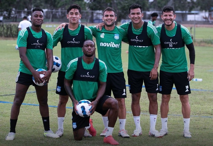 Emelec ya entrena para enfrentar a Barcelona. (@CSEmelec)