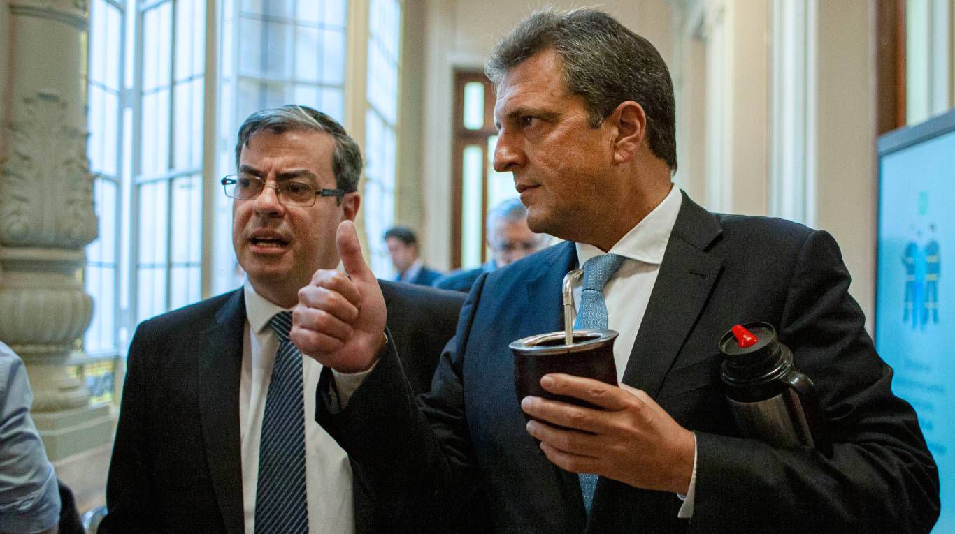 El jefe de bloque del oficialismo en Diputados, Germán Martínez, junto al ministro de Economía, Sergio Massa (Foto: NA - Damián Dopacio).