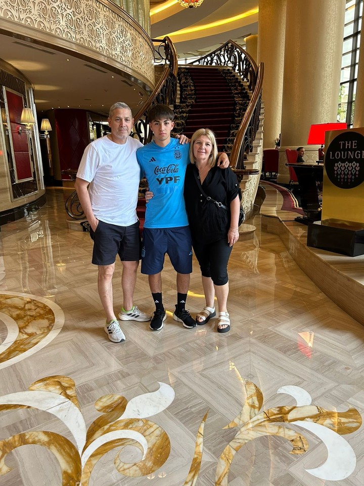 Papá Gustavo, Valentino y mamá Silvina en Indonesia.